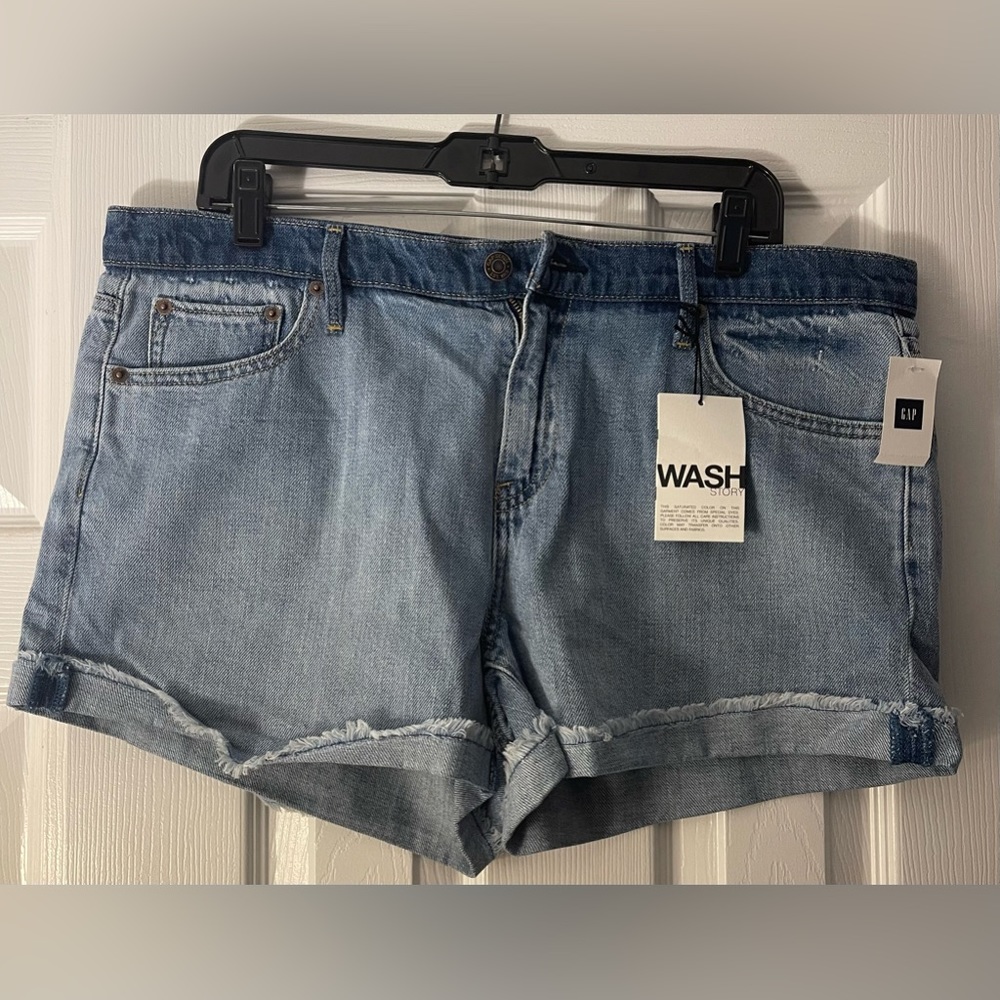 NWT Gap Authentic Original Best Girlfriend Short Size 32